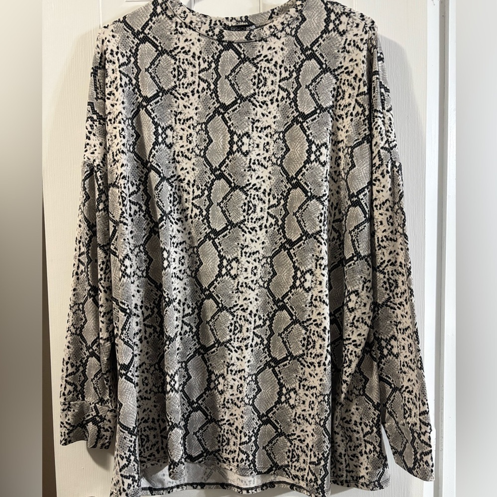 Fashion Nova Black and Cream Patterned Top